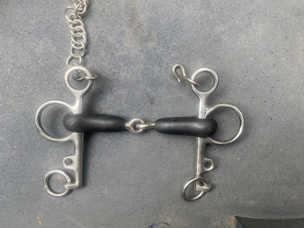 Rubber pelham single broken