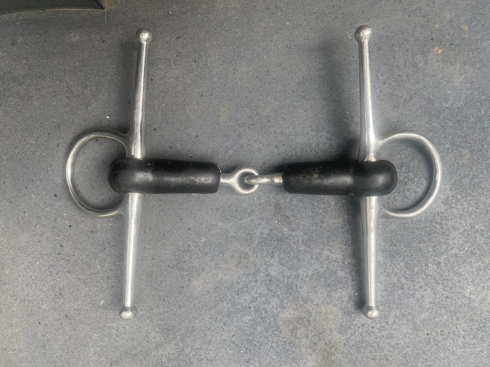 Full cheek snaffle cover with rubber